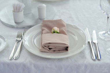 Tablolar çiçekli Konuklar için dekore edilmiş