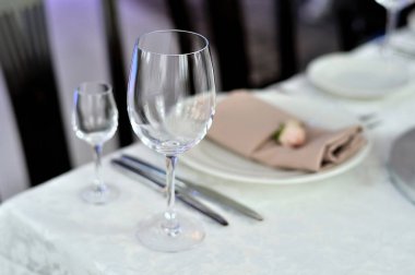 Şenlikli bir tabloda boş şeffaf gözlük