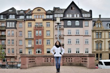 Bir turist kız açık havada konumlar zemin karşı 