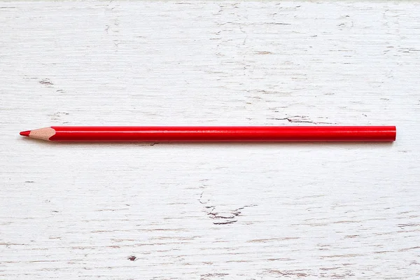Ahşap arka plan üzerinde izole kırmızı kalem