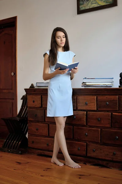 若い女性立って本を読んで — ストック写真