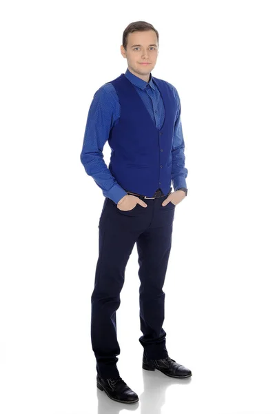 Egy fiatal, vonzó férfi egy kék színű — Stock Fotó