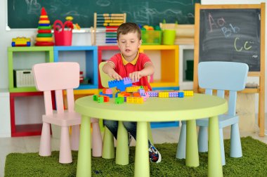Çocuk odası masada oynarken içinde bir oğlan