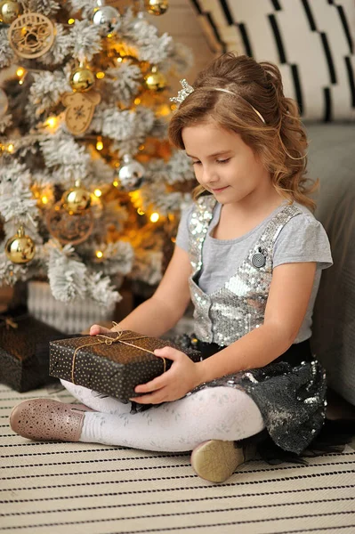 Ragazza Natale Sotto Albero Natale Con Regali — Foto Stock