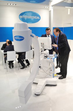 MEDICA Ticaret Fuarı, DÜZSELDORF, GERMANY - Kasım 2019, modern x-ray makinesi, koronavirüs, COVID-19.