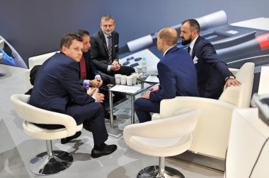 MEDICA Ticaret Fuarı, DÜKSELDORF, GERMANY - Kasım 2019, Avrupalı erkekler Coronavirüs, COVID-19 hakkında konuştular.