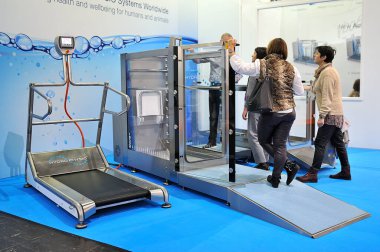 MEDICA Ticaret Fuarı, DÜZSELDORF, GERMANY - Kasım 2019, hidrofizyo terapi aygıtı.