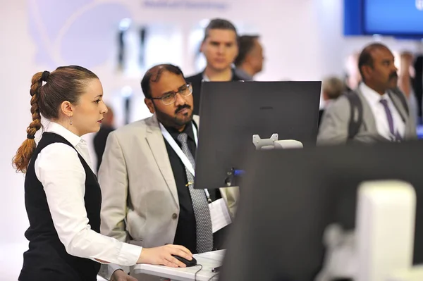 Medica Feira Comércio Dusseldorf Alemanha Novembro 2019 Cientistas Estão Estudando — Fotografia de Stock