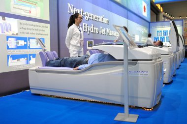 MEDICA Ticaret Fuarı, DÜKSELDORF, GERMANY - Kasım 2019, tıbbi işlemler için hidromasaj banyosu.