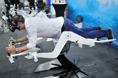 MEDICA Ticaret Fuarı, DÜSELDORF, GERMANY - Kasım 2019, insanoğlu bir sanal gerçeklik aygıtı, tıp robotik araçları deneyimliyor.