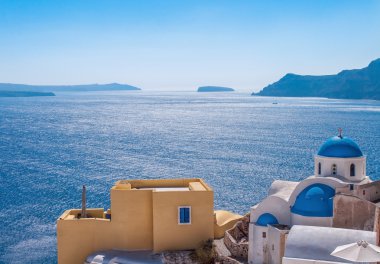 Santorini Island, Yunanistan, Avrupa konusunda beyaz mimarisi. Denizde güzel manzara.