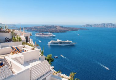 Santorini Island, Yunanistan, Avrupa konusunda beyaz mimarisi. Denizde güzel manzara.