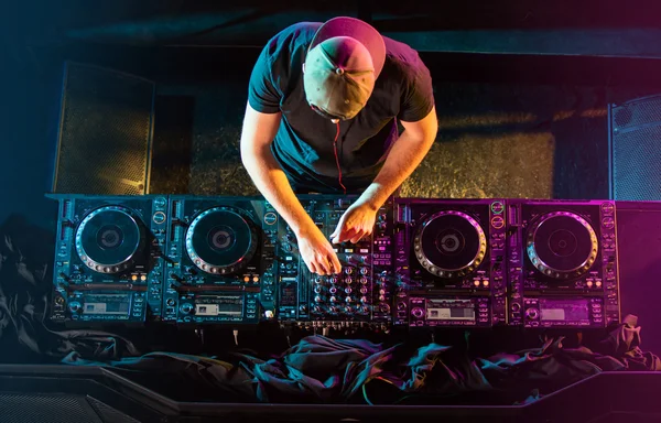 Pikapta karizmatik disk jokeyi. DJ parti sırasında gece kulübündeki en iyi, en ünlü CD çalarda çalar. EDM, parti konsepti.