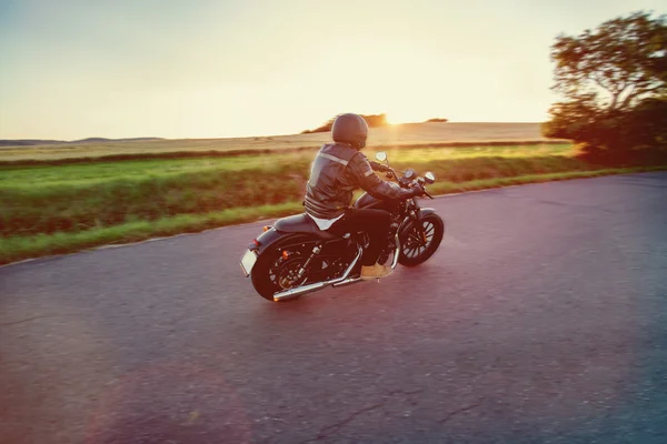 日没時にハイパワー バイク チョッパー. — ストック写真