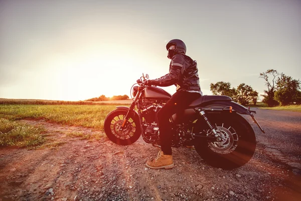 Yüksek güç motosiklet helikopter günbatımı sırasında.