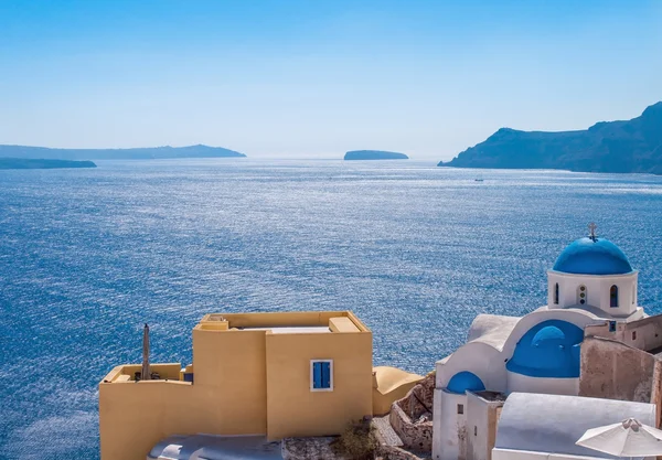 Білий архітектури на Санторіні острів Греції, Європи. Гарний вид на море. — стокове фото