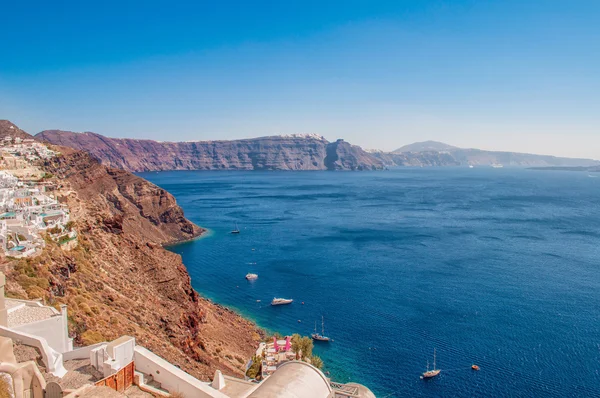 Santorini Island, Yunanistan, Avrupa konusunda beyaz mimarisi. Denizde güzel manzara. — Stok fotoğraf