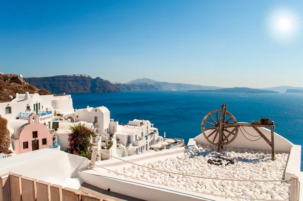 Arhitectură albă pe insula Santorini, Grecia, Europa. Frumoasa priveliste spre mare . — Fotografie, imagine de stoc