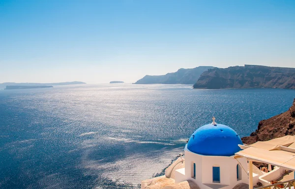 Santorini Island, Yunanistan, Avrupa konusunda beyaz mimarisi. Denizde güzel manzara.