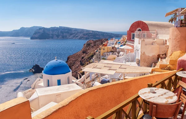 Arhitectură albă pe insula Santorini, Grecia, Europa. Frumoasa priveliste spre mare . — Fotografie, imagine de stoc