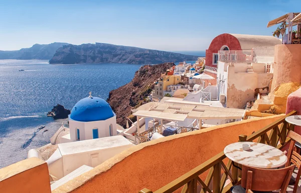 Arquitectura blanca en la isla Santorini, Grecia, Europa. Hermosa vista al mar . — Foto de Stock