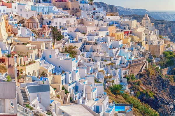 Arhitectură albă pe insula Santorini, Grecia, Europa. Frumoasa priveliste spre mare . — Fotografie, imagine de stoc