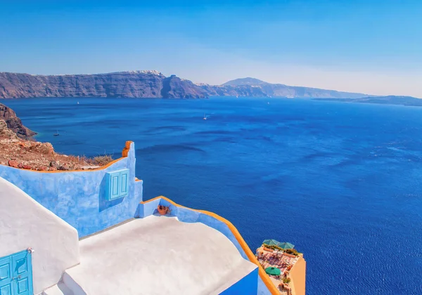 Santorini Island, Yunanistan, Avrupa konusunda beyaz mimarisi. Denizde güzel manzara.