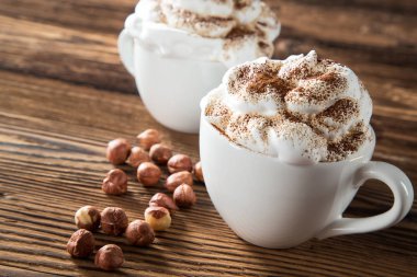 Kapuçino Whipeed krem üzerinde ahşap masa, kahve fincan