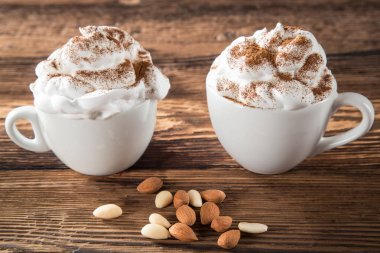 Kapuçino Whipeed krem üzerinde ahşap masa, kahve fincan