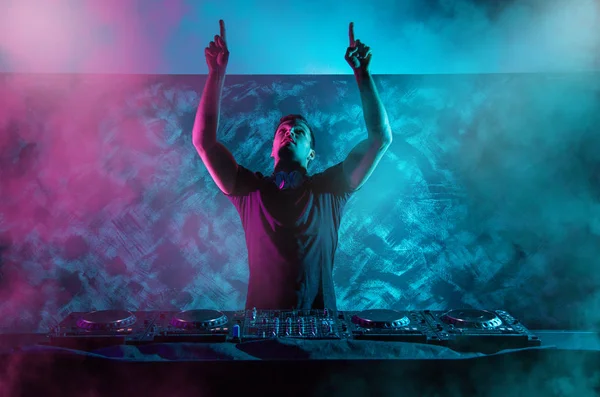 Pikapta karizmatik disk jokeyi. DJ parti sırasında gece kulübündeki en iyi, en ünlü CD çalarda çalar. EDM, parti konsepti.