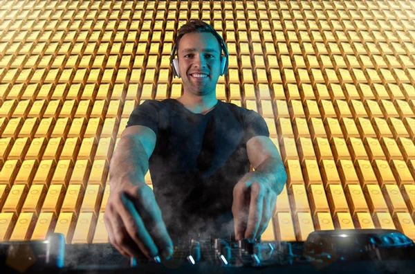 Pikapta karizmatik disk jokeyi. DJ parti sırasında gece kulübündeki en iyi, en ünlü CD çalarda çalar. EDM, parti konsepti.