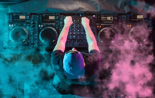 Pikapta karizmatik disk jokeyi. DJ parti sırasında gece kulübündeki en iyi, en ünlü CD çalarda çalar. EDM, parti konsepti.