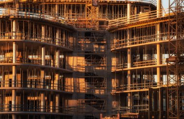 Günbatımı zamanı sırasında bina inşaat altında. Büyük skycraper com
