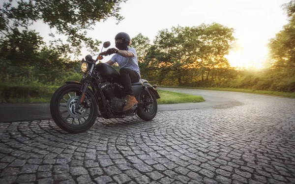 Yüksek güç motosiklet helikopter günbatımı sırasında.