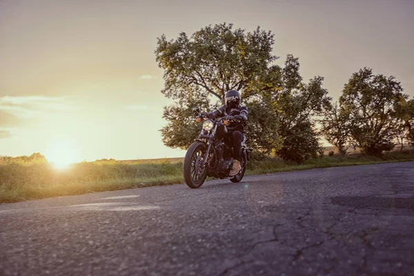 Yüksek güç motosiklet helikopter günbatımı sırasında.