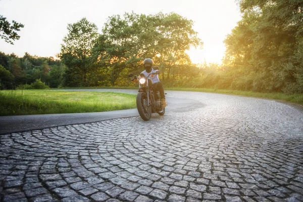 Hachoir moto haute puissance pendant le coucher du soleil . — Photo