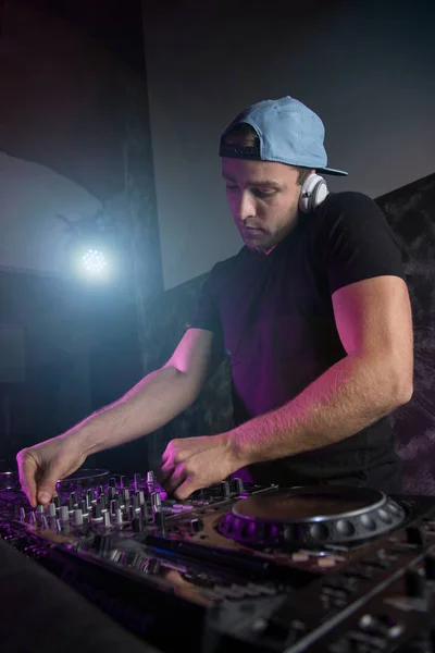 Pikap, karizmatik disk jokey. En iyi DJ çalış, 