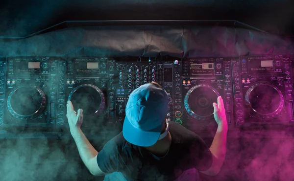 Pikap, karizmatik disk jokey. En iyi DJ çalış, 