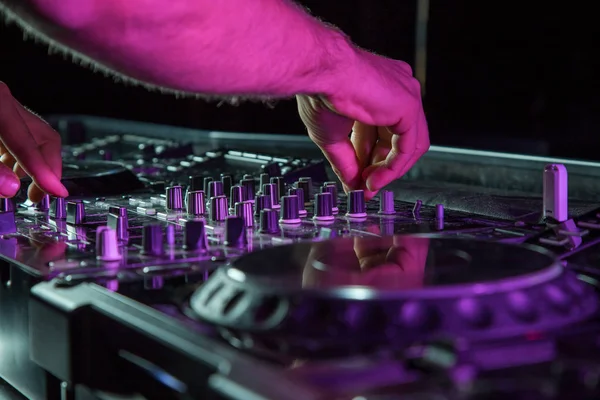 DJ ses gece kulüpleri ve müzik festivalleri, erozyon tezgahları, gelecekteki house müzik ve benzeri. Partiler kavramı, ses tekniği. En iyi, ünlü Cd çalarlarda oyun dj.