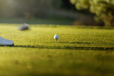 Golfçü isabet demir club fairway golf sahasında. Tee Golf topu.