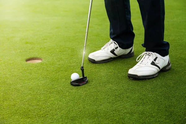 Golfer preparing for a putt on the green. — Stock Photo, Image