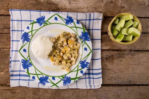 Pirinç ve ahşap masa üst görünüm taze salatalık ile tavuk.