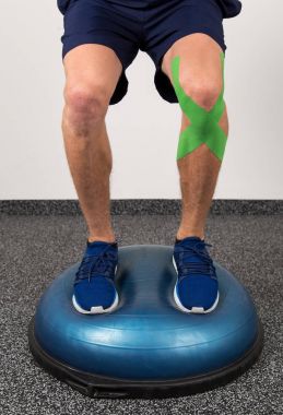 Erkek diz Fizyo bant üzerinde beyaz arka plan ile. Adam yakın çekim 