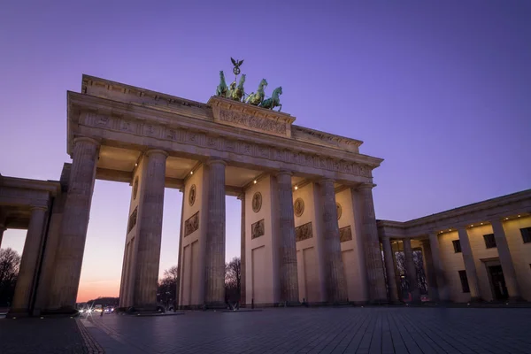 La puerta de Brandenburgo. Ciudad de Berlín, Europa. Capitolio de Alemania. Monumentos de Berlín . —  Fotos de Stock