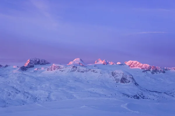 Güzel dağ görünümünde büyük Dachstein, Avusturya.