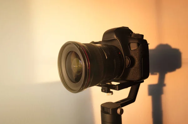 Dslr-Kamera mit Weitwinkelobjektiv am Stabilisator für Videoaufnahmen. — Stockfoto