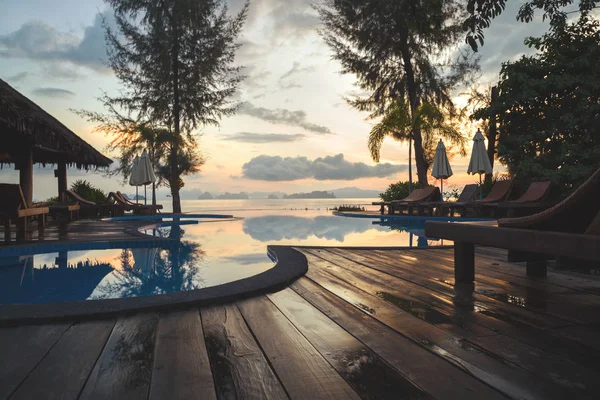 Tropik cenneti güzel manzara terasından güzel gündoğumu sırasında sahilde.