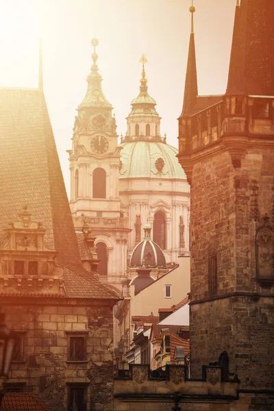 Prag kuleleri günbatımı sırasında yakın çekim.