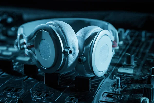 DJ ses gece kulüpleri ve müzik festivalleri, erozyon tezgahları, gelecekteki house müzik ve benzeri. Partiler kavramı, ses tekniği.