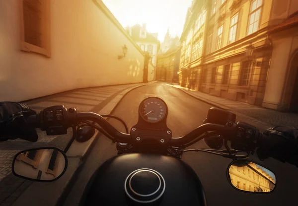 Point de vue de l'homme chevauchant une moto. Mains de motocycliste dans les rues du centre historique de Prague, République tchèque . — Photo